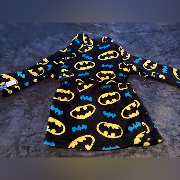 NWT Batman Robe 100% Polyester Size 6/7 (boys) - Picture 10 of 15